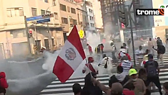 Marcha contra Pedro Castillo: Policía usó bombas lacrimógenas para dispersar a manifestantes