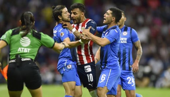 Alexis Vega fue expulsado por agresión a Ignacio Rivero en el Cruz Azul vs. Chivas. (Foto: AFP)