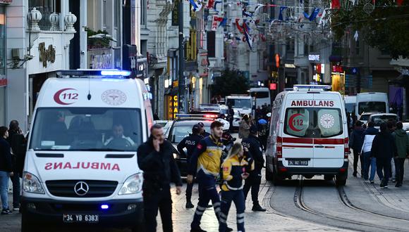 Las ambulancias viajan mientras los policías turcos intentan asegurar el área después de que una fuerte explosión de origen desconocido sacudiera la concurrida calle comercial de Istiklal en Estambul, el 13 de noviembre de 2022. (Foto de Yasin AKGUL / AFP)