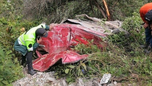 Apurímac: Cinco personas que viajaban en automóvil murieron al despistarse y caer a un abismo de mil metros de profundidad.