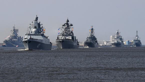 Los barcos de la armada rusa, entre ellos la fragata de la Armada rusa 'Admiral Gorshkov (2L), navegan cerca de la base naval de Kronshtadt en las afueras de San Petersburgo. (Foto: OLGA MALTSEVA / AFP)
