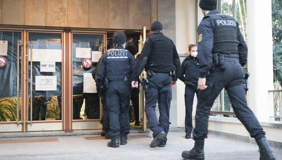 La policía ingresa a un edificio de la Universidad en Heidelberg, suroeste de Alemania, en el que supuestamente un hombre perpetró un ataque el 24 de enero de 2022. (Foto: Daniel ROLAND / AFP)