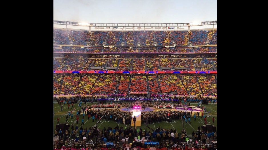 El colorido interludio de la Super Bowl 50 visto desde el público. (Foto: Twitter @superbowl50)