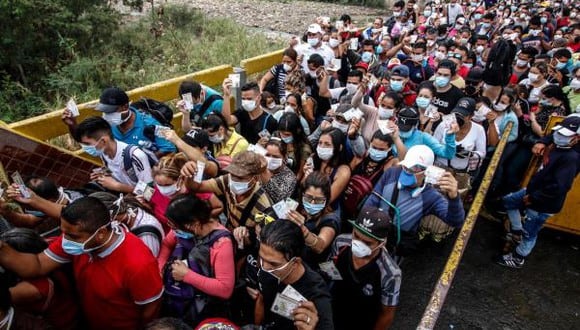 El continente americano ha reaccionando con alarma ante la llegada de la temida variante ómicron del COVID-19 a su territorio. (Foto: AFP)