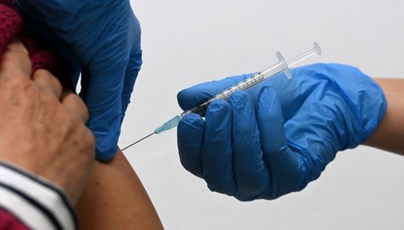 El director general de la OMS, Tedros Adhanom Ghebreyesus, aseguró que las vacunas se mantienen efectivas tanto contra la variante delta como la ómicron del coronavirus. (Foto: Christof STACHE / AFP).