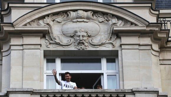 Lionel Messi saludó a los hinchas desde balcón. (Foto: AP)