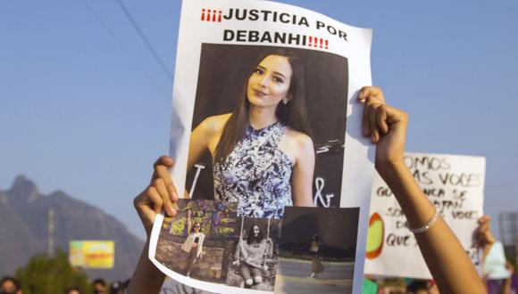 Personas sostienen carteles mientras participan en la marcha de mujeres exigiendo justicia para Debanhi Escobar, quien desapareció el 9 de abril y fue encontrada muerta 13 días después en una cisterna de agua del motel Nueva Castilla (Foto: Julio César Aguilar / AFP)