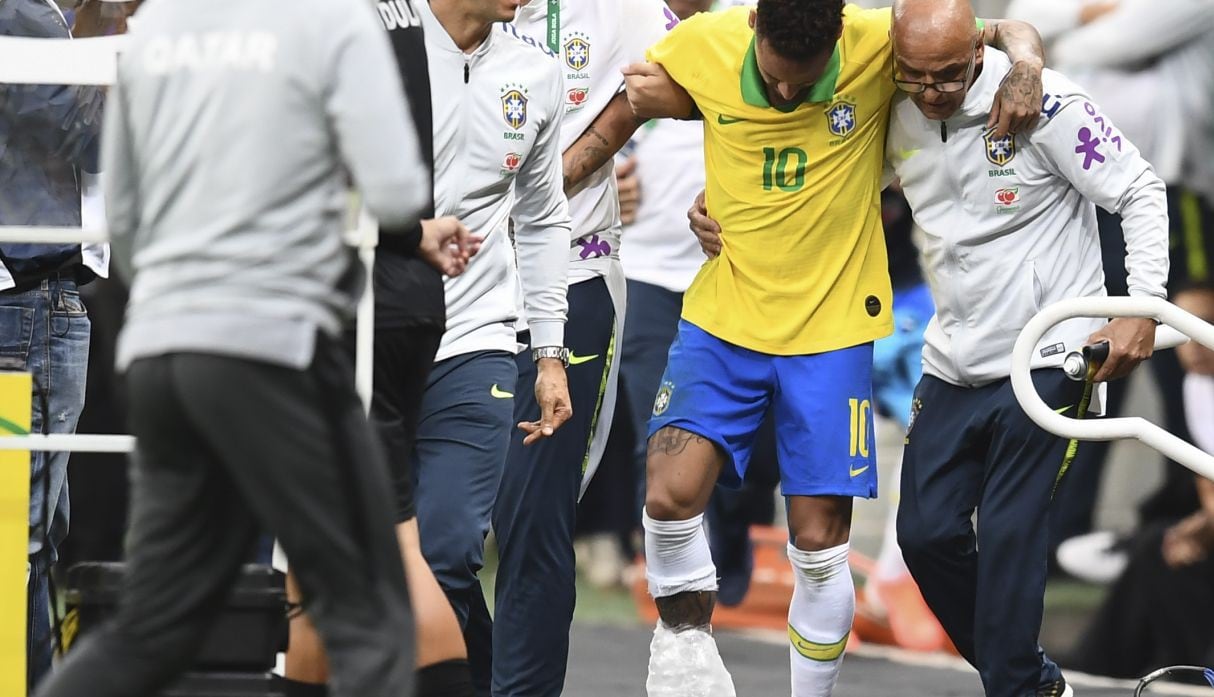Arrinconado en el plano extradeportivo, Neymar espera responder en el campo. En vano: tras lesionarse en el tobillo derecho en un amistoso contra Catar (2-0) se ve obligado a causar baja para la Copa América. (Foto: AFP)