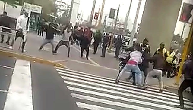 Batalla campal entre motociclistas ilegales que transportan pasajeros e inspectores municipales