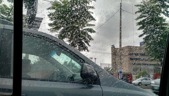 Conducir bajo la lluvia o sobre vías húmedas siempre implica asumir riesgos, como la pérdida de visibilidad, por ejemplo.  (Foto: @VeroLinaresC)