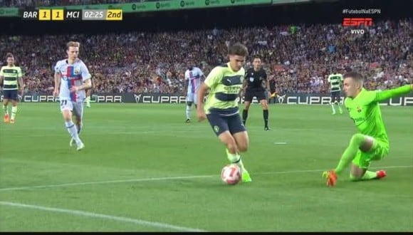 Julián Álvarez se perdió dos ocasiones de gol, al minuto 47, en el Barcelona vs. Manchester City. (Captura: ESPN)