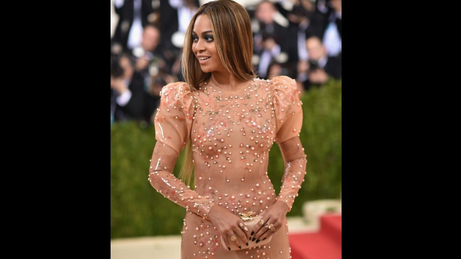 Beyoncé apareció envuelta en un vestido de látex. Foto: AFP