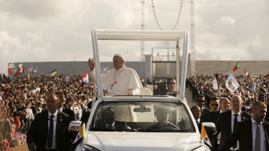Papa Francisco viene con el 'Papamóvil'.