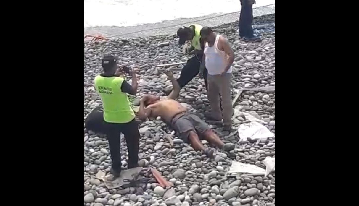 Rescatan a dos personas que cayeron a playa de Marbella mientras hacían parapente