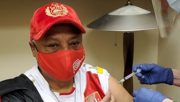 Manuel Donayre, a sus 71 años, recibió su segunda dosis contra el coronavirus
