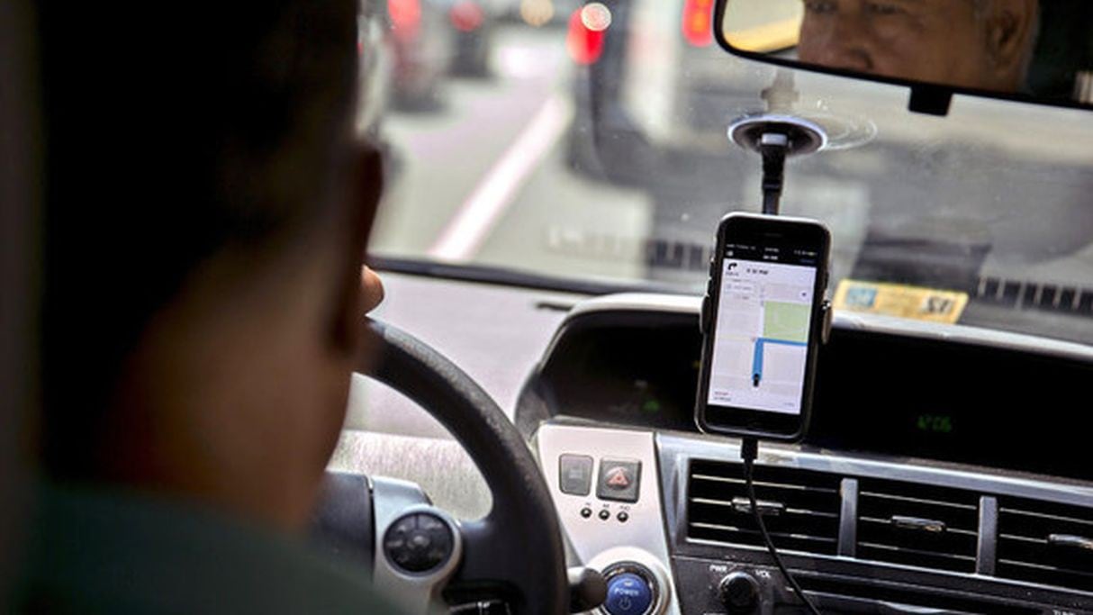 Conoce cuáles son las empresas de taxis por aplicativo que piden más requisitos a sus choferes.
