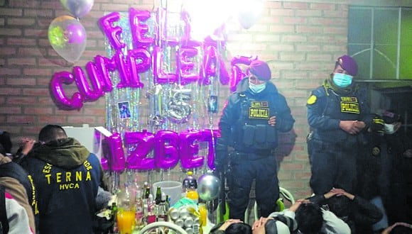 Huancavelica: los efectivos hallaron una mesa llena de bebidas alcohólicas, globos y equipos musicales. (Foto: PNP)