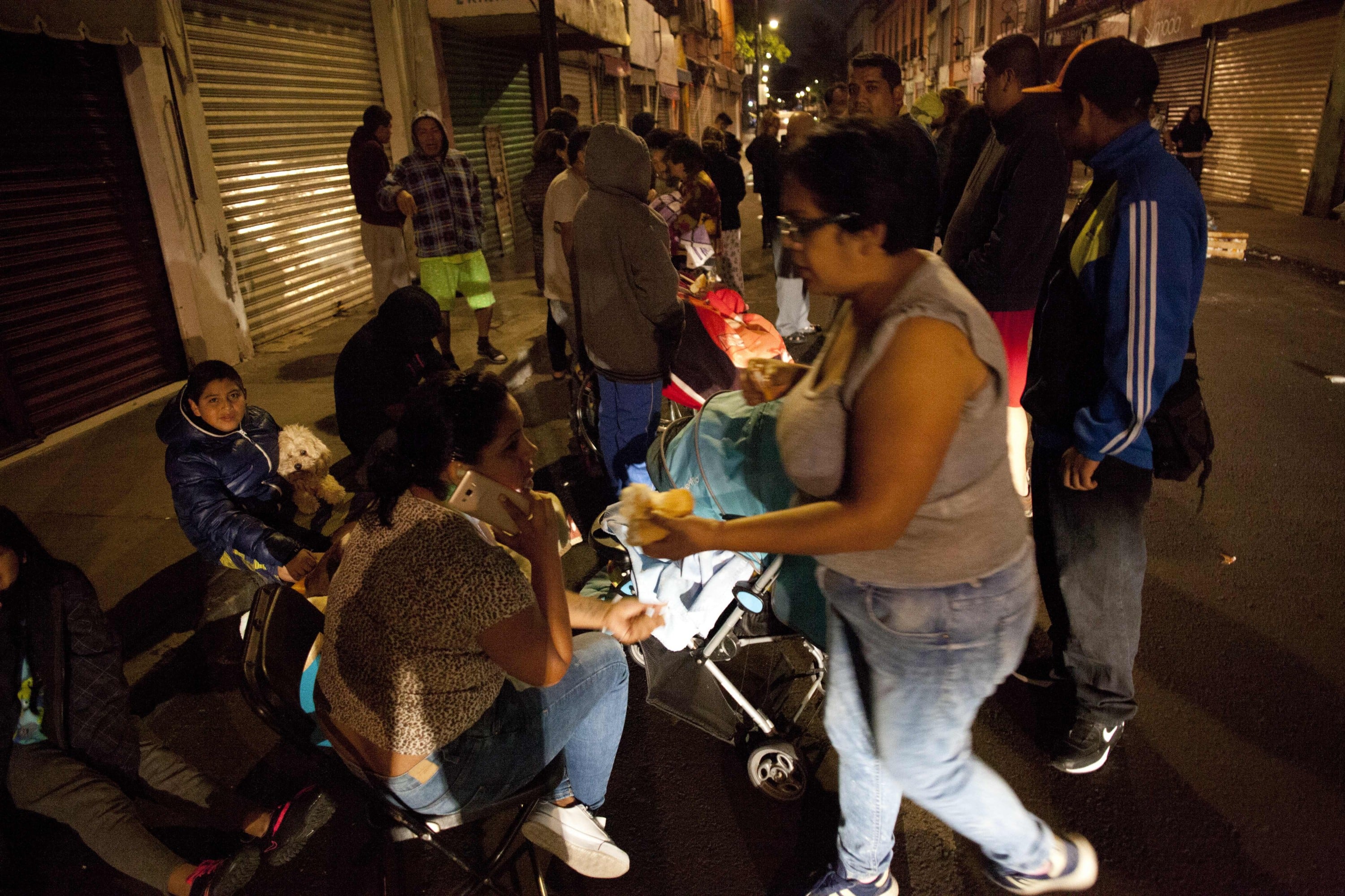 Terremoto en México generó pánico entre los mexicanos que salieron corriendo de sus casas. (Fotos: AFP)
