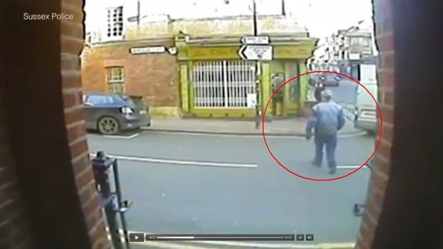 Un hombre fue atropellado y la policía de Sussex usó un video para capturar a los autores. (YouTube)