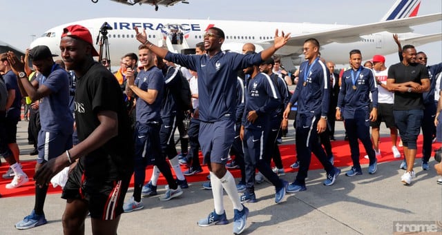 Así fue la llegada a París de la selección de Francia con la Copa del Mundo