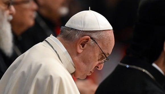 El Papa Francisco reza con los líderes cristianos del Líbano durante un "breve momento de oración, día de reflexión y oración en el Líbano" en el Altar de la Confesión en la Basílica de San Pedro en el Vaticano el 1 de julio de 2021. (Photo by Andreas SOLARO / AFP)