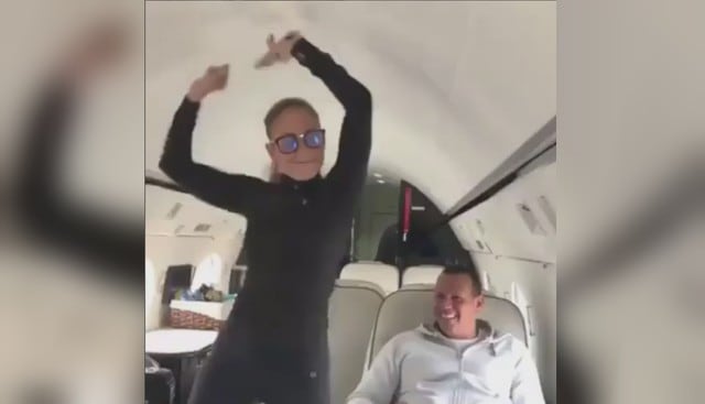 La 'Diva del Bronx' sorprendió a su novio en pleno vuelo. Fotos: Instagram
