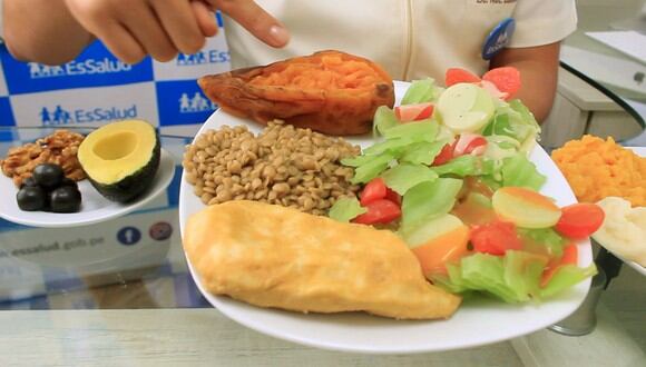 El Servicio de Nutrición del Hospital Sabogal recomienda una dieta personalizada a pacientes que superaron el COVID-19. Foto: EsSalud
