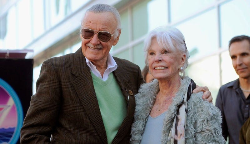 Joan, esposa de Stan Lee, falleció el día de ayer a los 93 años de edad. El padre de los hijos del átomo envió conmovedor mensaje a todos sus fanáticos en Facebook.