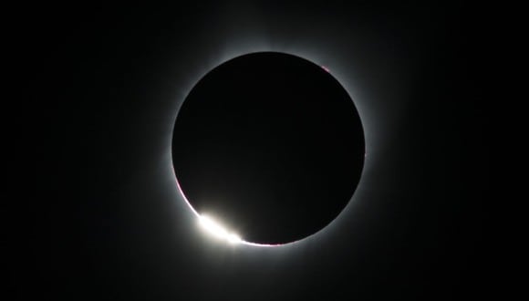 El "efecto de anillo de diamante" se ve durante un eclipse solar total como se aprecia desde la Experiencia del Eclipse Solar del Observatorio Lowell el 21 de agosto de 2017 en Madras, Oregon. (Foto: STAN HONDA / AFP)