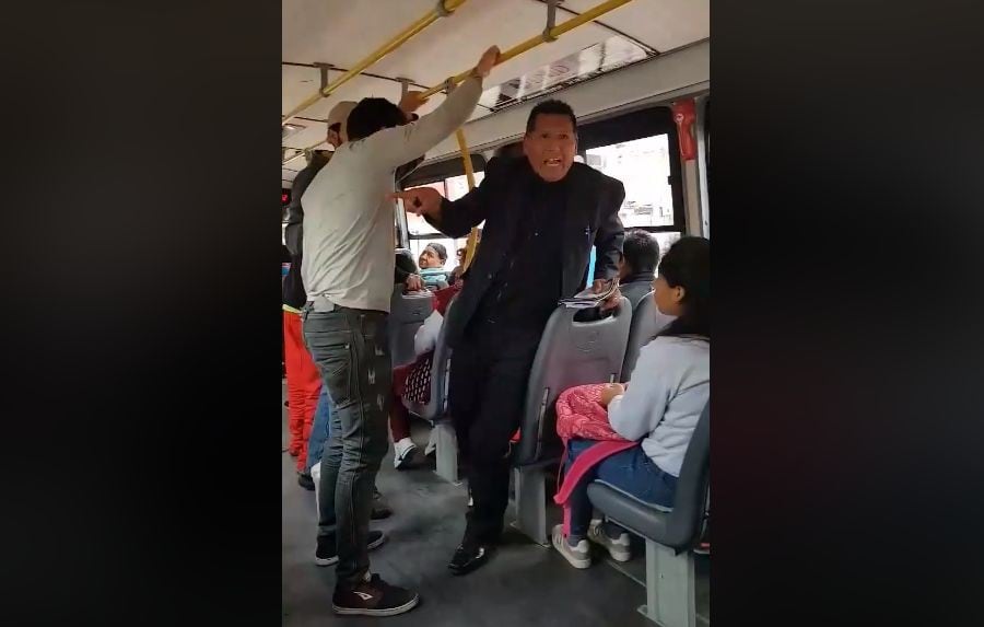 Peruano insulta a venezolanos en un bus y ellos lo encaran
