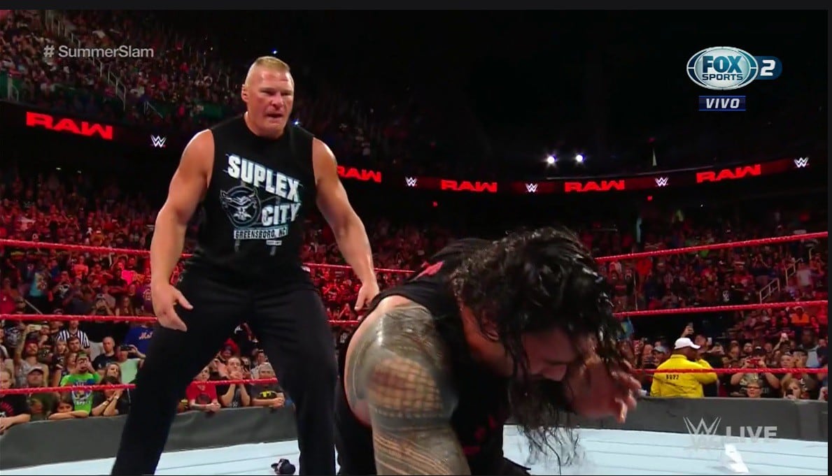 El campeón Universal Brock Lesnar atacó a traición a Roman Reigns. (WWE)