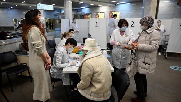 Mujeres esperan para someterse a una prueba rápida gratuita de antígenos de Covid-19 en un centro de pruebas en una estación de metro de Moscú. (Foto: Natalia KOLESNIKOVA / AFP)