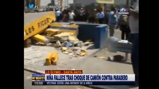 Un chofer de un camión perdió el control de su vehículo, chocó contra un paradero y mató a una niña de 8 años, en El Agustino. (Captura: ATV )