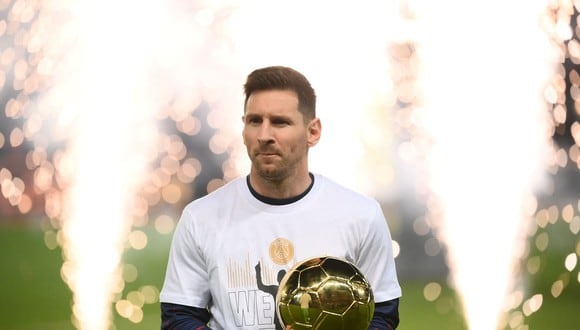 Lionel Messi presentó su séptimo Balón de Oro en el Parque de los Príncipes. (Foto: AFP)