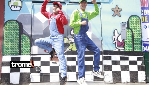 Hermanos se disfrazan como Mario y Luigi  para vender espejos retrovisores de automóviles. Foto: Jessica Vicente