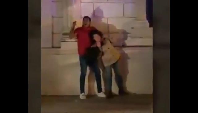 Hombre acuchilla a su pareja en medio de una plaza y ante la vista de 10 policías