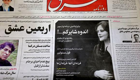 La portada del periódico iraní Hafteh Sobh con una fotografía de Mahsa Amini, una mujer que murió después de ser arrestada por la "policía de la moralidad" de la república islámica hace dos días. (Foto de ATTA KENARE / AFP)
