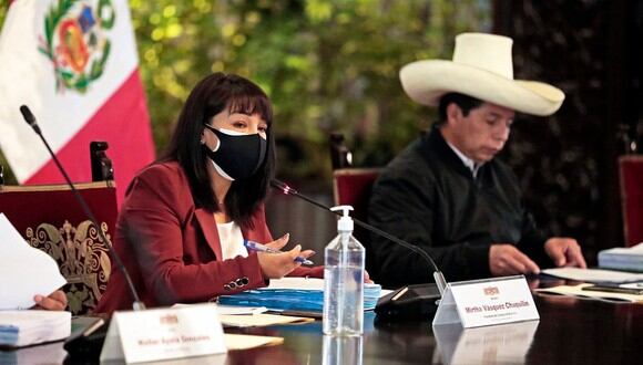 Mirtha Vásquez y Pedro Castillo participaron en la sesión del Consejo de Ministros esta mañana. (Foto: PCM)