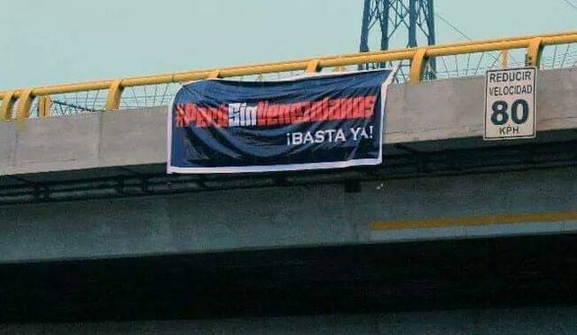Las pancartas aparecen con fondo negro, letras rojas y blancas, con el hashtag ‘#PerúSinVenezolanos’, acompañado de frase ‘¡Basta ya!’