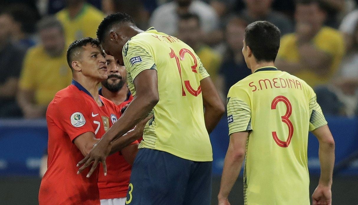 Yerry Mina y Alexis Sánchez se encararon y desencadenó bronca en el Chile vs Colombia. (Fotos: Agencias)