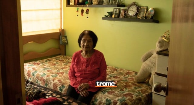 Victoria García tiene más de 100 años de edad, está lúcida, pero apenada porque aunque cada mes recibe atención de EsSalud, aún no la llaman para vacunarla contra el coronavirus. (Trome / José Rojas)