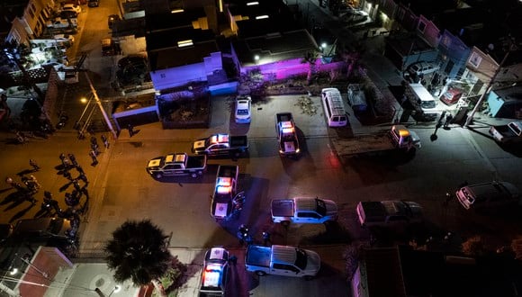 Patrullas policiales que custodian una escena del crimen, en las afueras de Tijuana, Baja California. (Foto referencial: Guillermo Arias / AFP)