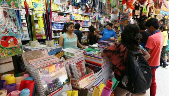 Locales en el Mercado Central ya lucen llenos de útiles escolares. (Andina)
