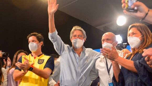 El candidato presidencial ecuatoriano Guillermo Lasso celebra su victoria tras conocer los resultados de la segunda vuelta electoral. (Foto de Fernando Méndez / AFP)