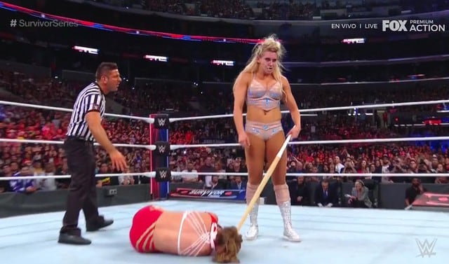 Ronda Rousey fue cobardemente ataca por una frustrada Charlotte Flair. (Captura Fox Action)