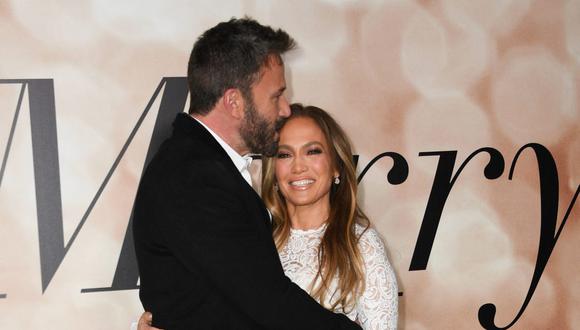 Jennifer Lopez y Ben Affleck posaron muy enamorados en la alfombra de 'Marry Me' en Los Ángeles y muchos hablan de un presagio para su historia de amor.  (Foto: VALERIE MACON / AFP)