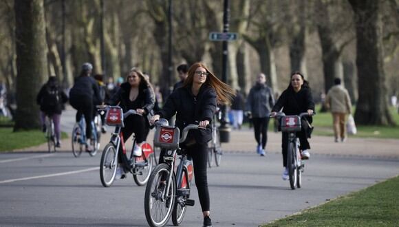 La gente camina en Hyde Park en el centro de Londres el 2 de abril de 2021 mientras la vida continúa luego de una flexibilización de las restricciones del coronavirus para permitir que las personas de más de un hogar se reúnan al aire libre. (Foto: Tolga Akmen / AFP)