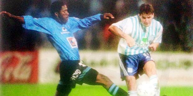Eddy Carazas defendiendo la camiseta de Belgrano.