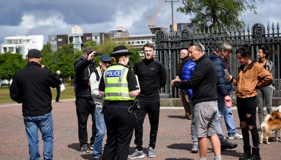 La policía de Inglaterra interviene una reunión en Glasgow de quienes se oponen al confinamiento por coronavirus el 16 de mayo de 2020. (Foto: Andy Buchanan / AFP).