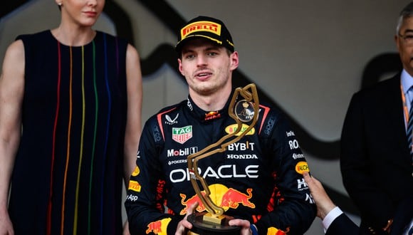 El piloto holandés de Red Bull Racing Max Verstappen posa con su trofeo en el podio tras ganar el Gran Premio de Mónaco de Fórmula Uno en el circuito urbano de Mónaco, en Mónaco, el 28 de mayo de 2023. | Crédito: Jeff Pachoud / AFP